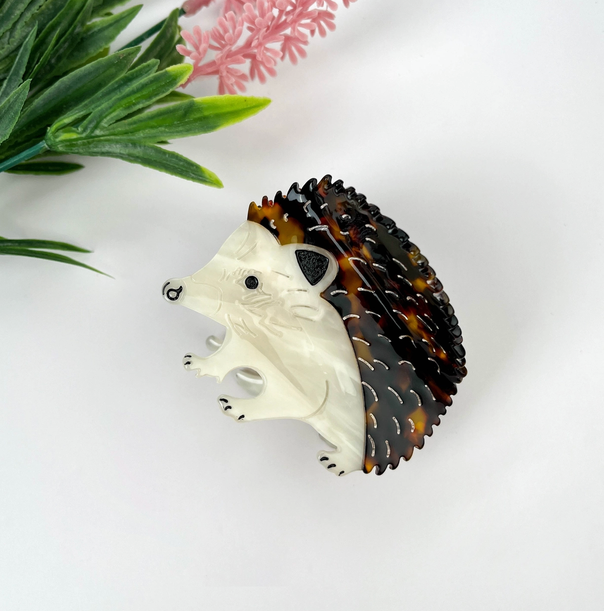 Hedgehog-shaped hair claw with tortoiseshell pattern on a white background